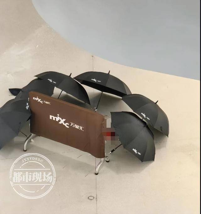 山东济宁一女孩在商场坠亡<strong></p>
<p>biclub交易平台</strong>，其倚靠的扶梯玻璃护栏疑似脱落，警方回应