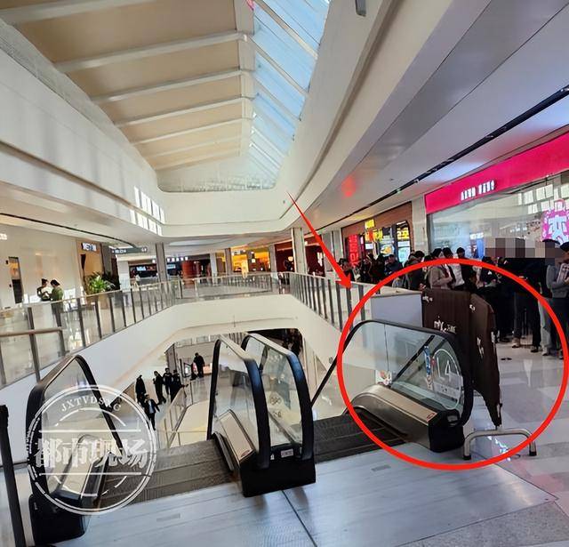 山东济宁一女孩在商场坠亡<strong></p>
<p>biclub交易平台</strong>，其倚靠的扶梯玻璃护栏疑似脱落，警方回应