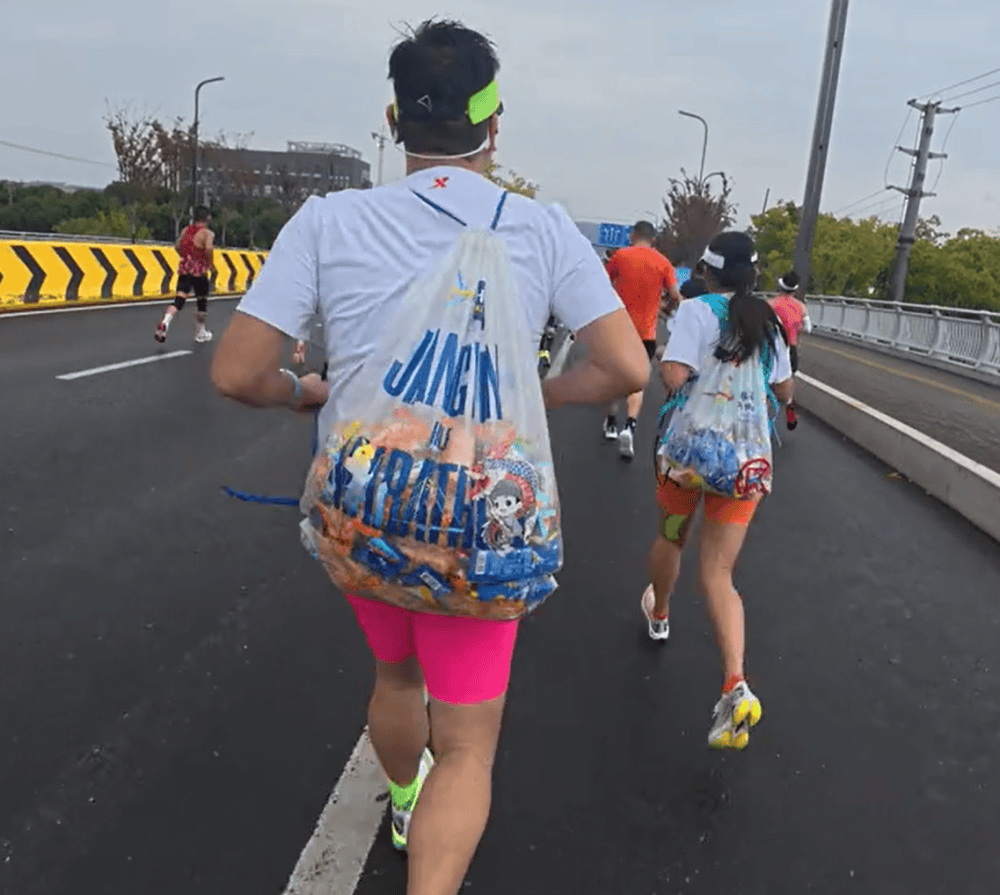 苏州马拉松一男一女将给选手的免费零食打包“负重”奔跑<strong></p>
<p>BFX合约平台</strong>？主办方回应