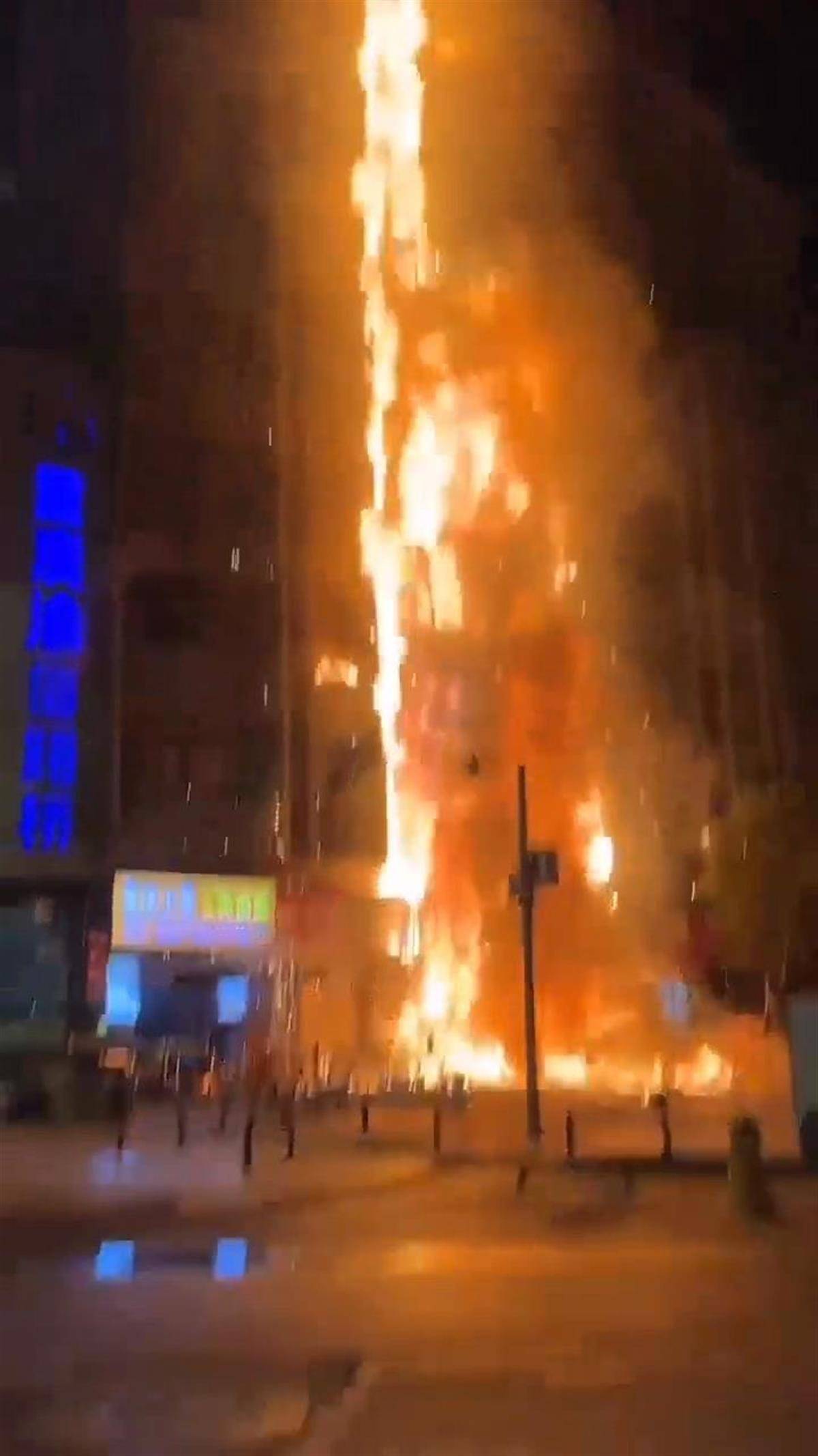 重庆南岸区一楼房深夜起火<strong></p>
<p>公信宝gxs交易平台</strong>，消防救出9人其中1人受伤