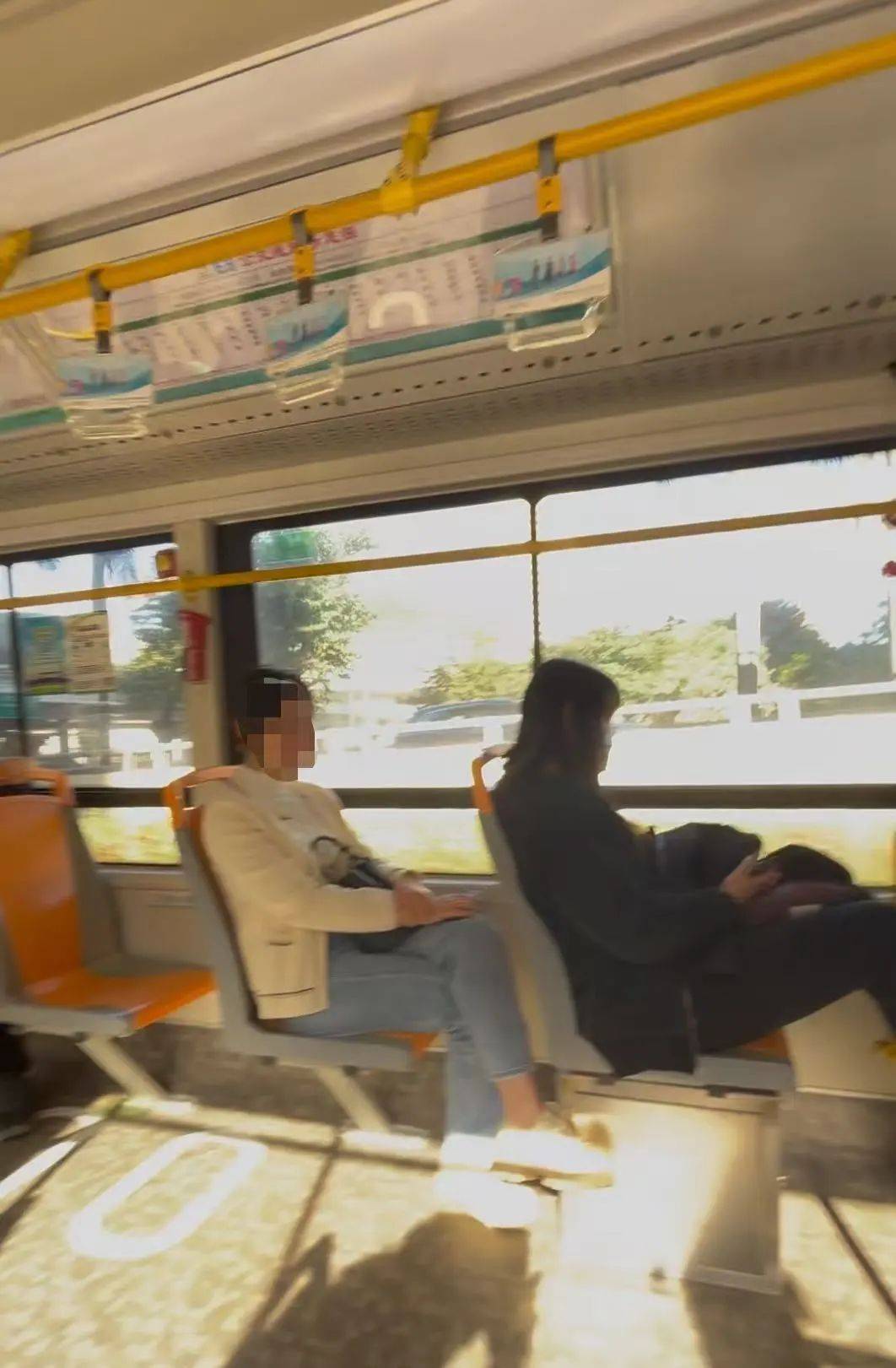 “晒足一小时太阳”！深圳一公交被指遮阳设施差<strong></p>
<p>exx交易平台下载</strong>，记者实测