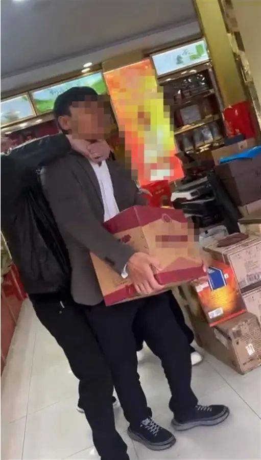 男子花7200元买酒<strong></p>
<p>exx交易平台下载</strong>，扫防伪码竟扫出不雅网站，还遭商家“锁喉”抢酒？