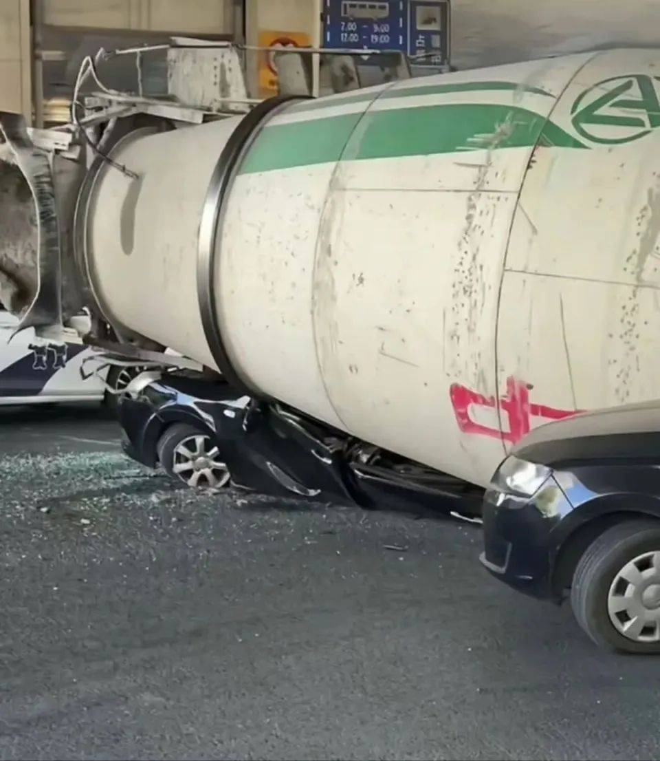 惊险<strong></p>
<p>群币交易平台</strong>，搅拌车侧翻压扁小轿车！万幸，司机仅受轻微伤！现场视频→