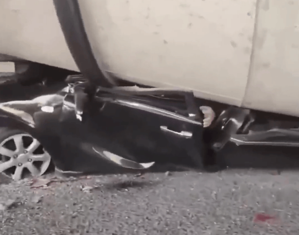 惊险<strong></p>
<p>群币交易平台</strong>，搅拌车侧翻压扁小轿车！万幸，司机仅受轻微伤！现场视频→