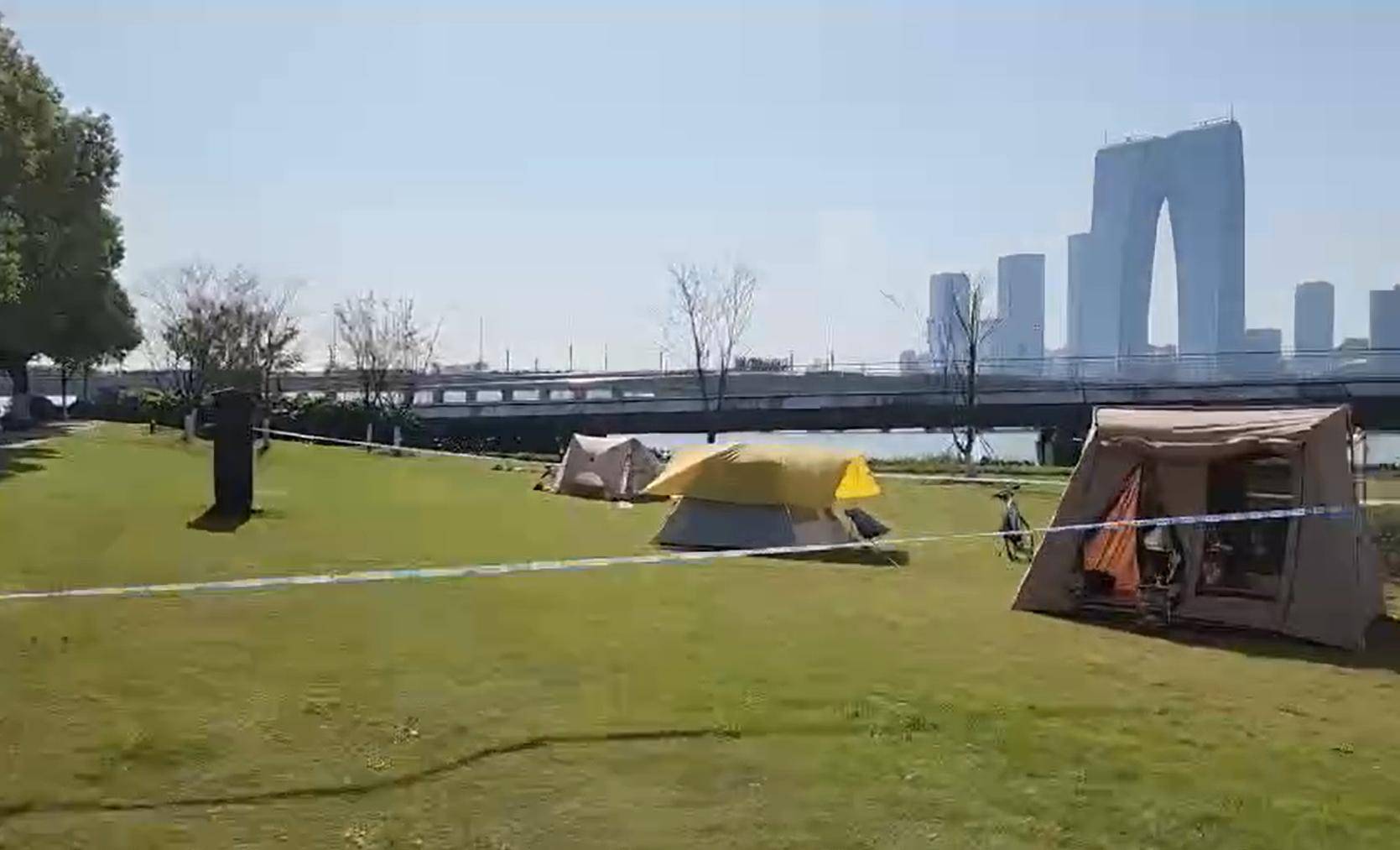 苏州金鸡湖畔有露营者在帐篷内身亡 官方提醒：系瓦斯罐取暖使用不当引发<strong></p>
<p>群币交易平台</strong>，搭建帐篷应确保空气流通