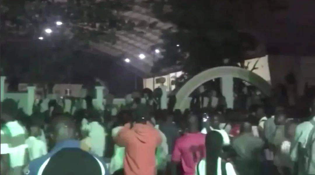 踩踏！约百人伤亡！