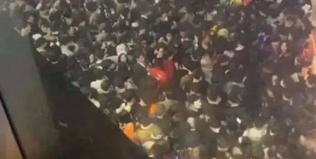 踩踏<strong></p>
<p>群币交易平台</strong>！约百人伤亡！