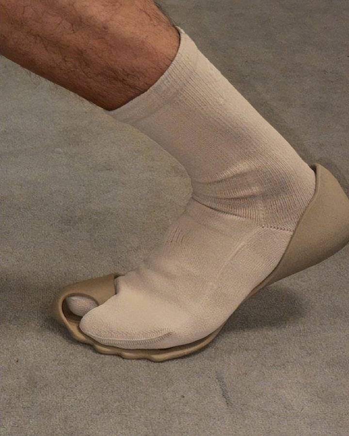 巴黎世家这鞋要卖1万多<strong></p>
<p>韶关交易中心服务平台</strong>？网友看傻：确定不是鞋垫？