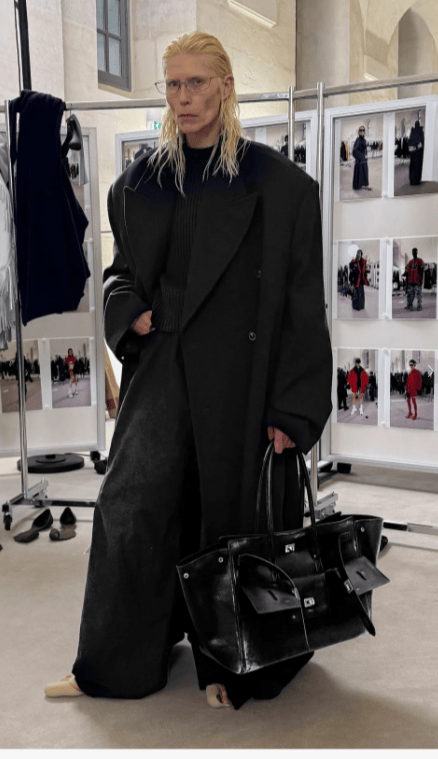 巴黎世家这鞋要卖1万多<strong></p>
<p>韶关交易中心服务平台</strong>？网友看傻：确定不是鞋垫？