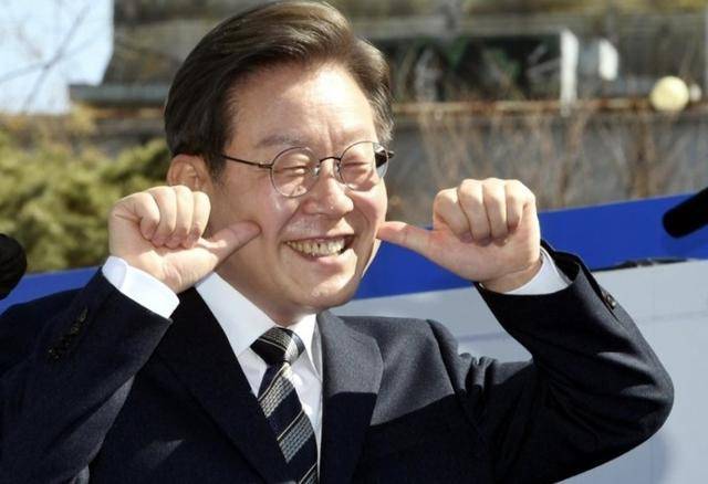 执政党捏着鼻子要“保尹”<strong></p>
<p>韶关交易中心服务平台</strong>，尹锡悦的总统宝座，将由8个人决定