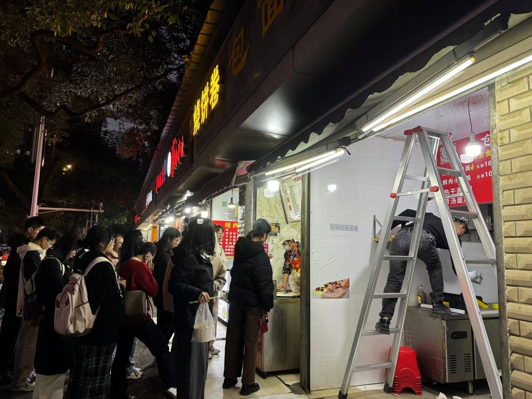 小伙租下门面后问路人“该干点啥好”<strong></p>
<p>国内交易平台</strong>，收获上百条留言，最后决定做红油包子