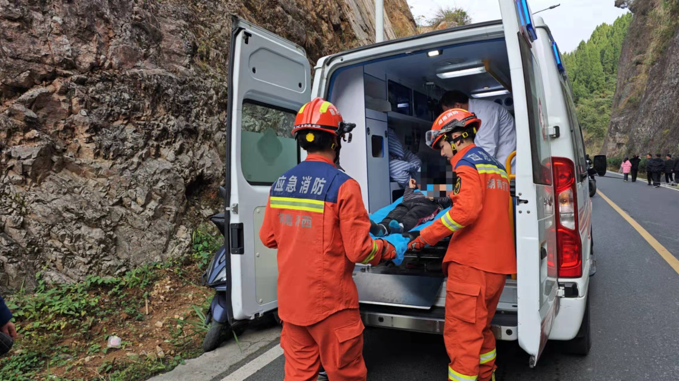 奇迹！湘西6岁男孩滑下40米高悬崖<strong></p>
<p>国内交易平台</strong>，找到时还能说话！救援人员分析生还原因