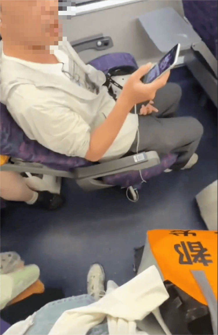 母女俩列车霸座还持刀威胁<strong></p>
<p>国内交易平台</strong>，12306回应