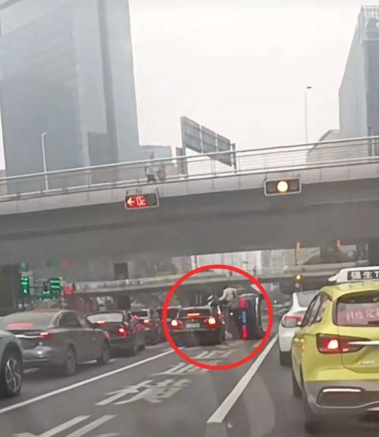 上海一奔驰车在路口侧翻<strong></p>
<p>国内交易平台</strong>，驾驶员擦伤！目击者讲述现场情况