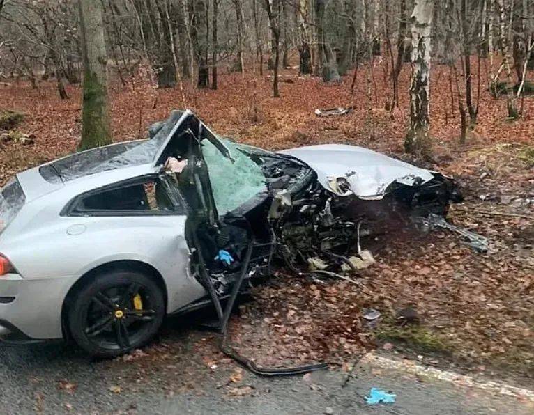 知名球星突发车祸<strong></p>
<p>国内交易平台</strong>！法拉利被撞烂