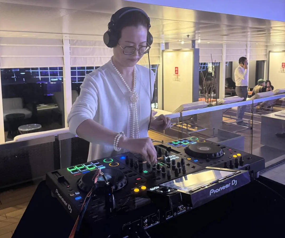 太潮了！53岁杭州退休阿姨当DJ<strong></p>
<p>国内交易平台</strong>，带着年轻人一起蹦迪