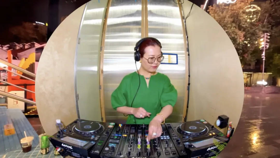 太潮了！53岁杭州退休阿姨当DJ<strong></p>
<p>国内交易平台</strong>，带着年轻人一起蹦迪