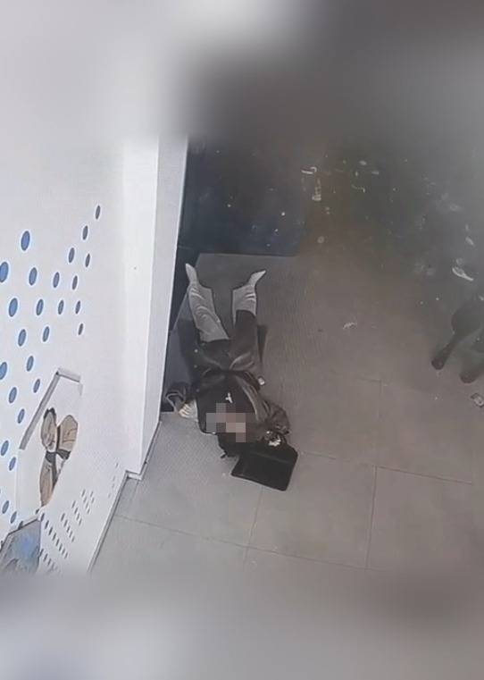 河南一大学老师心脏骤停晕倒<strong></p>
<p>bleutrade交易平台</strong>，女学生按压施救：我也很害怕，看到老师好转激动手抖