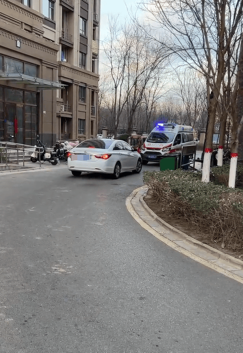 私家车未让救护车反而步步紧逼<strong></p>
<p>bleutrade交易平台</strong>，目击者：老人遗憾离世，河北警方：行政拘留！