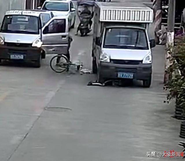 男孩骑单车遭遇“开门杀”<strong></p>
<p>深圳交易平台</strong>，摔倒后又被小货车碾压 广东汕头有关部门：及时送医，无生命危险