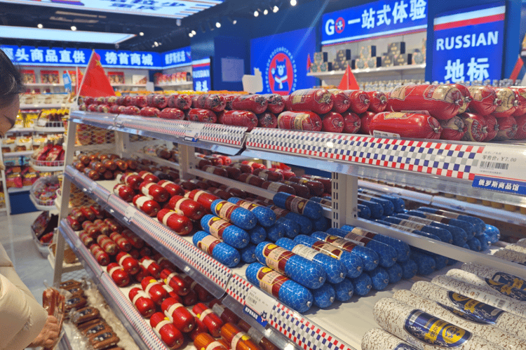 记者探访“俄罗斯特产商店”：肉肠产地在黑龙江<strong></p>
<p>深圳交易平台</strong>，奶粉生产商在甘肃