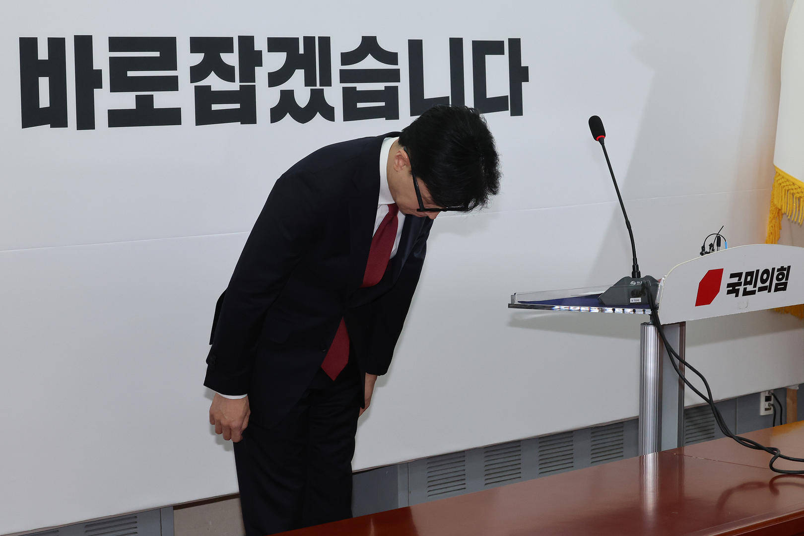 突然主张弹劾总统的韩国执政党党首：曾获尹锡悦多次提拔<strong></p>
<p>币币通交易平台</strong>，后因第一夫人惹怒“亲尹派”