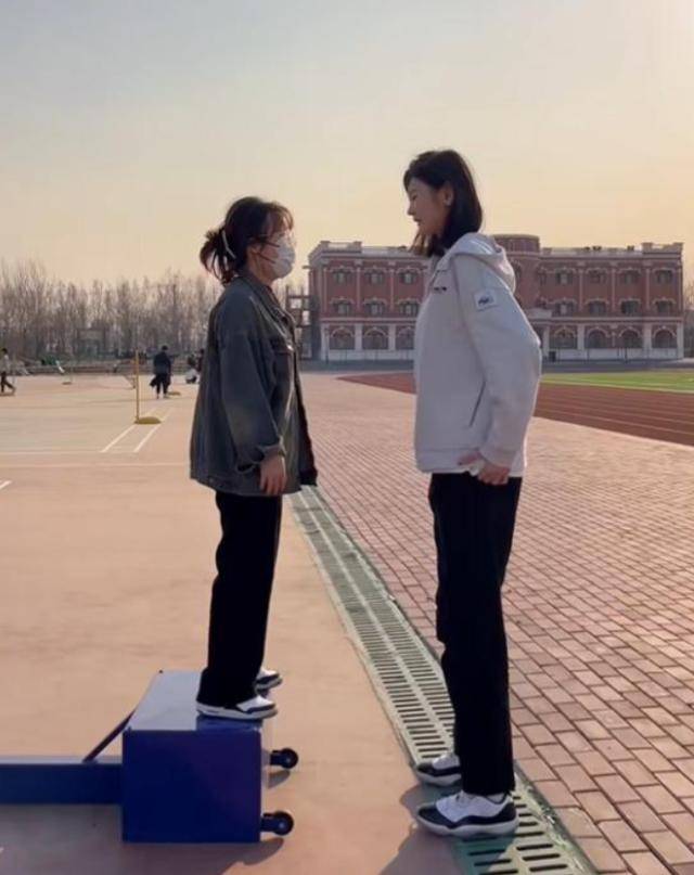 女孩身高2米26貌美如花<strong></p>
<p>币特币交易平台</strong>，妈妈天天发愁：白长这么漂亮，没人敢追