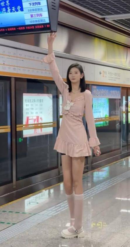 女孩身高2米26貌美如花<strong></p>
<p>币特币交易平台</strong>，妈妈天天发愁：白长这么漂亮，没人敢追