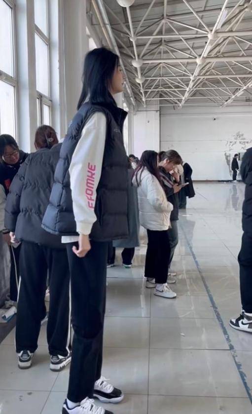 女孩身高2米26貌美如花<strong></p>
<p>币特币交易平台</strong>，妈妈天天发愁：白长这么漂亮，没人敢追