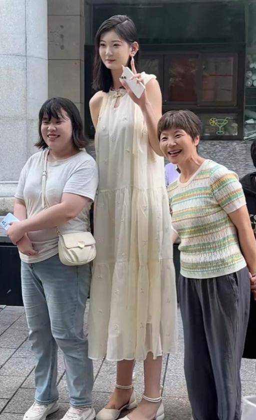 女孩身高2米26貌美如花<strong></p>
<p>币特币交易平台</strong>，妈妈天天发愁：白长这么漂亮，没人敢追