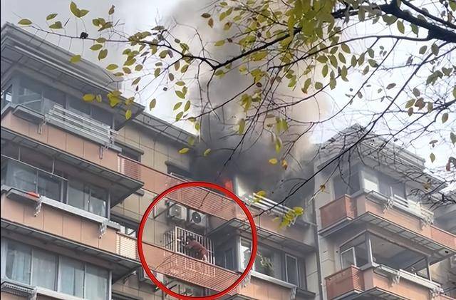 江苏南京一居民楼起火<strong></p>
<p>币网交易平台</strong>，浓烟滚滚，一女子被困窗外！当地回应