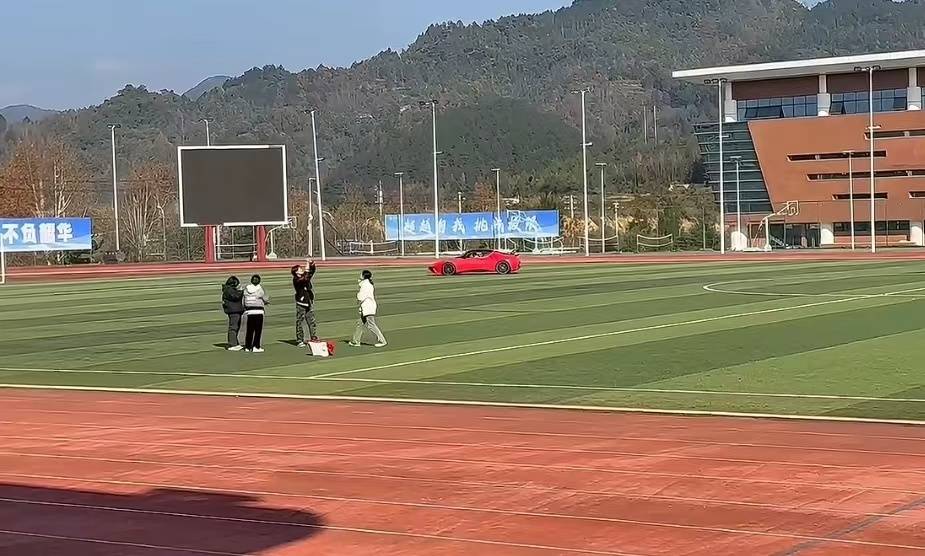 当事人回应开跑车进学校玩漂移：做了就要承担后果，但不认可学校要求的几十万元赔偿