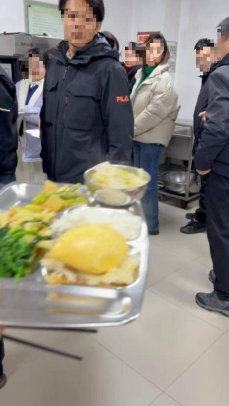 大连一市场监管局疑未到下班时间多人排队打饭 工作人员回应：拍摄者或调了手机时间