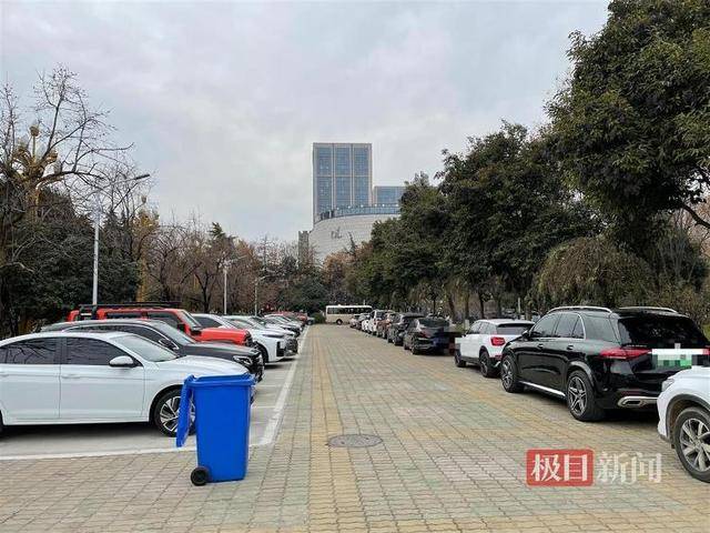 许昌胖东来天使城客流爆满<strong></p>
<p>一个交易平台</strong>，人大政协机关开门提供约450个免费车位迎客