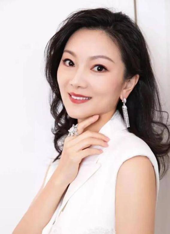 陈婷现实长什么样？路人镜头才是“照妖镜”<strong></p>
<p>一个交易平台</strong>，突然理解张艺谋了