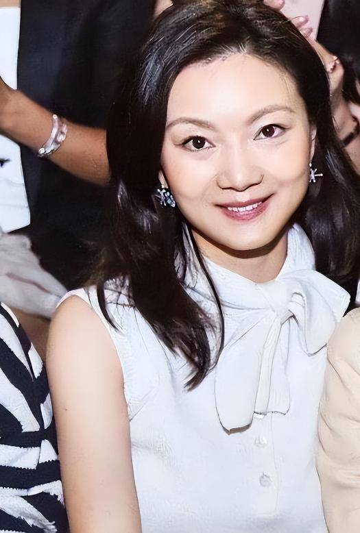 陈婷现实长什么样？路人镜头才是“照妖镜”<strong></p>
<p>一个交易平台</strong>，突然理解张艺谋了