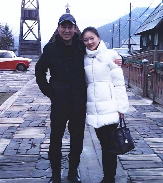 陈婷现实长什么样？路人镜头才是“照妖镜”<strong></p>
<p>一个交易平台</strong>，突然理解张艺谋了