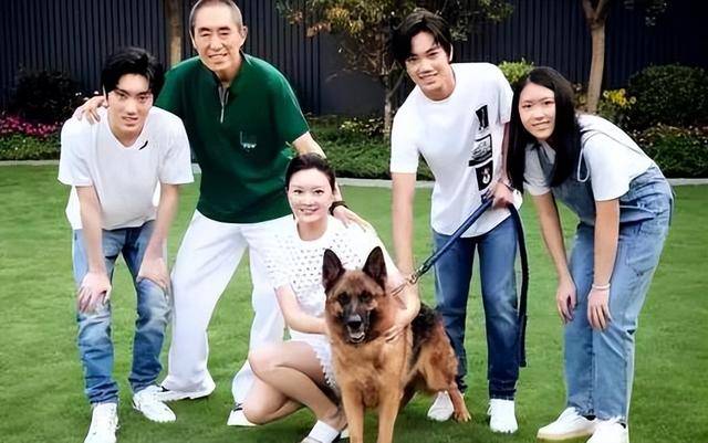 陈婷现实长什么样？路人镜头才是“照妖镜”<strong></p>
<p>一个交易平台</strong>，突然理解张艺谋了