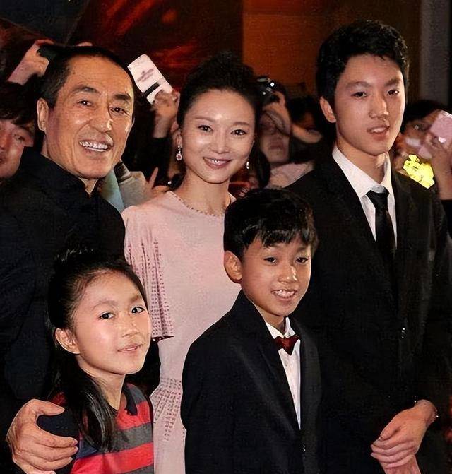 陈婷现实长什么样？路人镜头才是“照妖镜”<strong></p>
<p>一个交易平台</strong>，突然理解张艺谋了