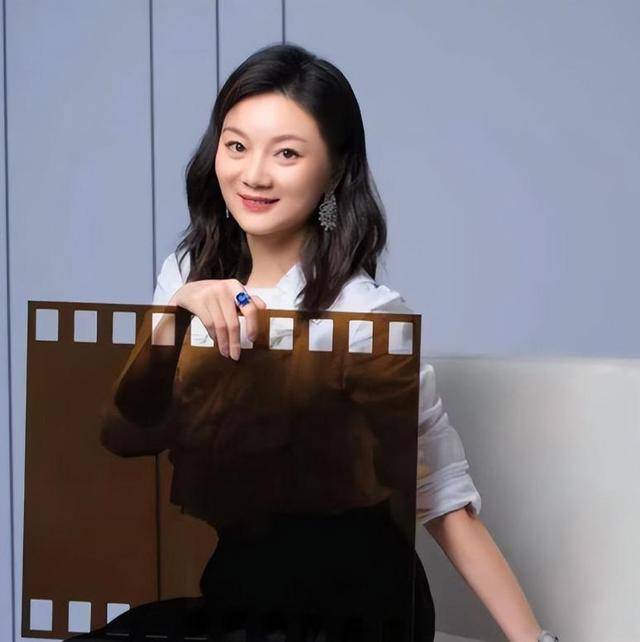 陈婷现实长什么样？路人镜头才是“照妖镜”<strong></p>
<p>一个交易平台</strong>，突然理解张艺谋了