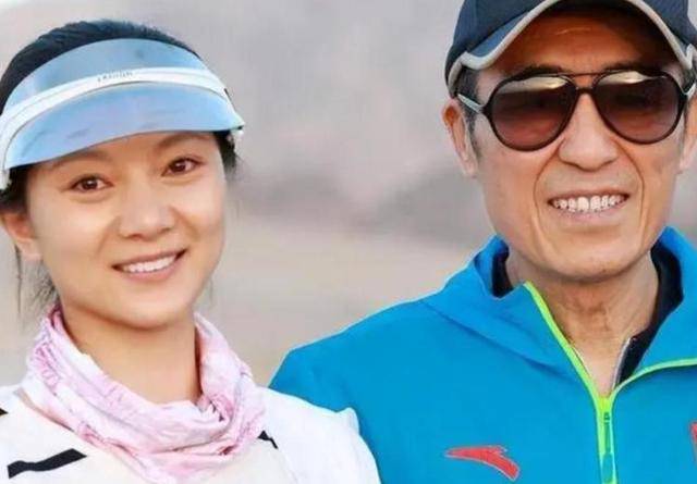 陈婷现实长什么样？路人镜头才是“照妖镜”<strong></p>
<p>一个交易平台</strong>，突然理解张艺谋了