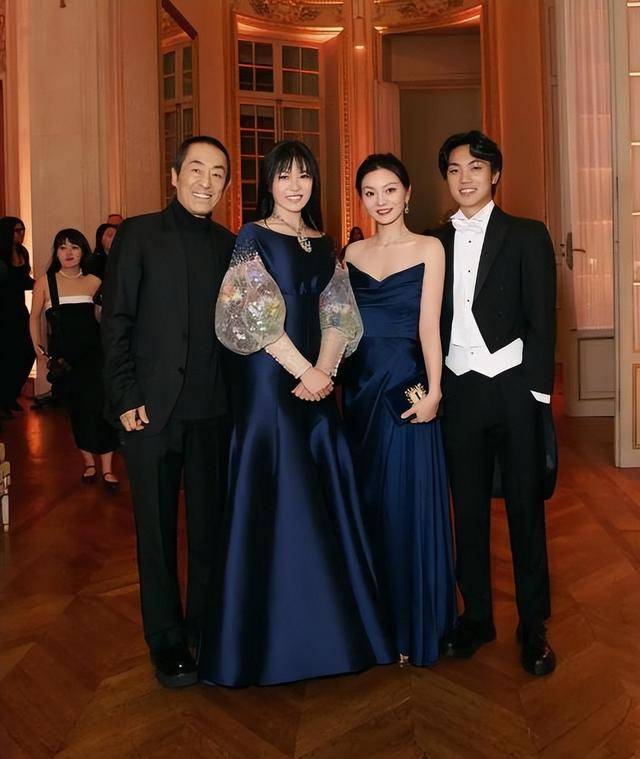 陈婷现实长什么样？路人镜头才是“照妖镜”<strong></p>
<p>一个交易平台</strong>，突然理解张艺谋了