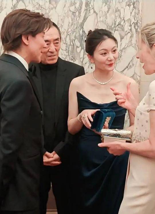 陈婷现实长什么样？路人镜头才是“照妖镜”<strong></p>
<p>一个交易平台</strong>，突然理解张艺谋了