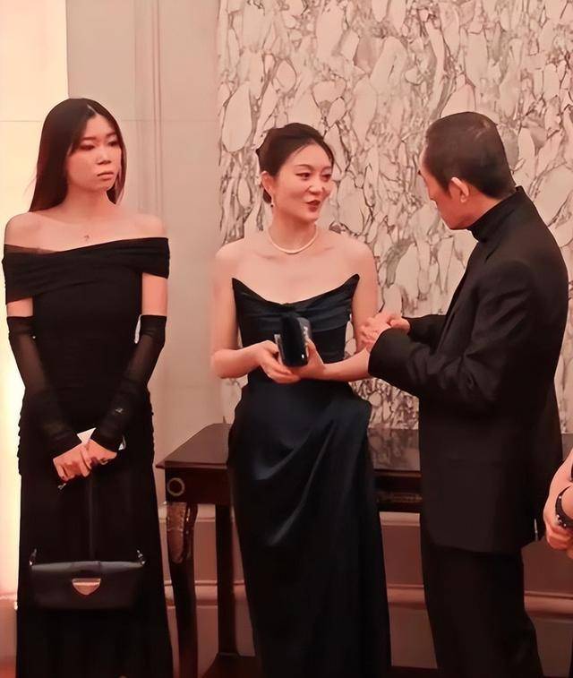 陈婷现实长什么样？路人镜头才是“照妖镜”<strong></p>
<p>一个交易平台</strong>，突然理解张艺谋了