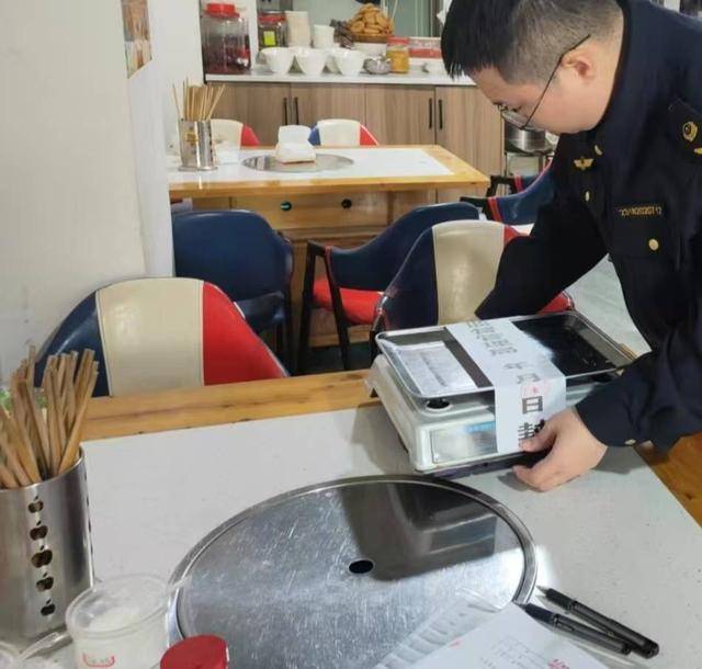 1斤变1.2斤<strong></p>
<p>一个交易平台</strong>！ 四川资阳一羊肉汤馆使用“鬼秤”被查