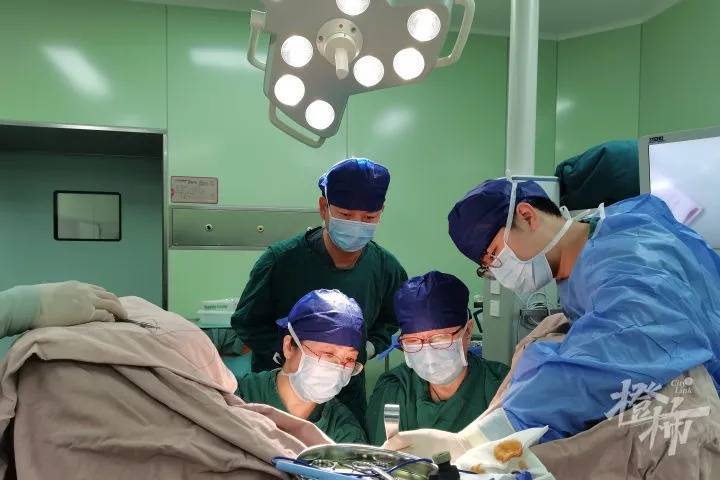 “我肚子里有个东西<strong></p>
<p>币圈交流平台</strong>，是活的！”浙江78岁奶奶一句话惊呆众人