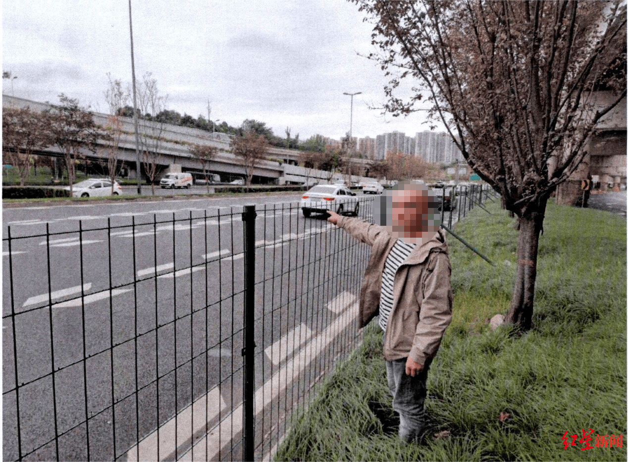 成都三环主路惊现小轿车跨过隔离带掉头<strong></p>
<p>炒币正规平台</strong>，原来是司机酒驾走错路……