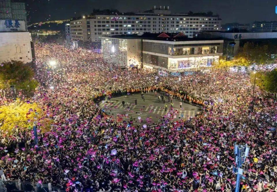 跨年夜在人群里点烟花喷射<strong></p>
<p>中币网交易平台合法吗</strong>，警方通报：李某（男，22岁）已被采取刑事强制措施