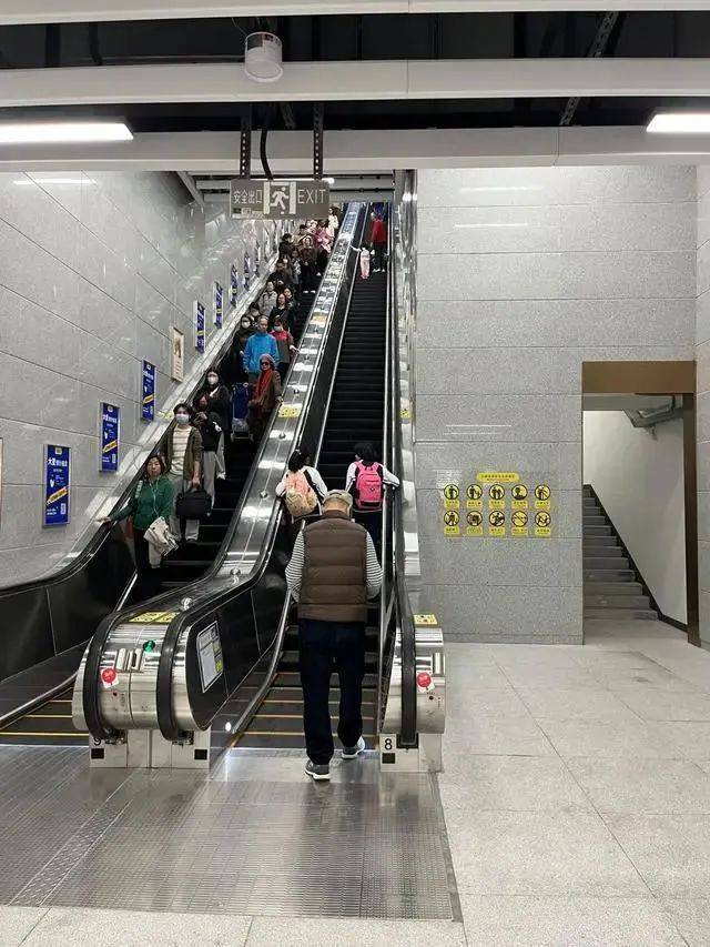 广州出现“超迷你”地铁口<strong></p>
<p>中币网交易平台合法吗</strong>，仅容两人并排走