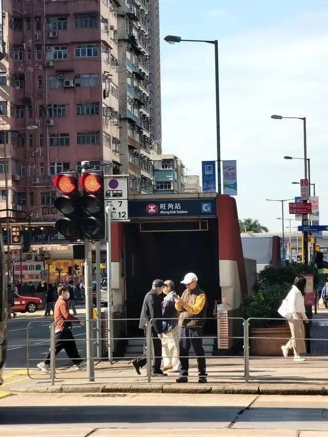 广州出现“超迷你”地铁口<strong></p>
<p>中币网交易平台合法吗</strong>，仅容两人并排走